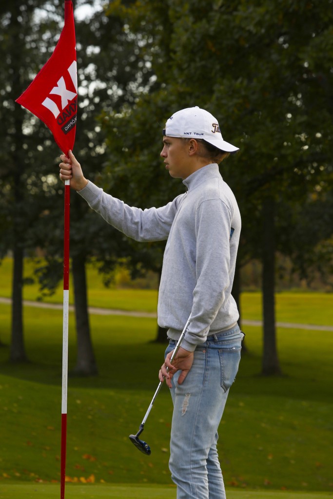 William Björkqvist passar flaggan